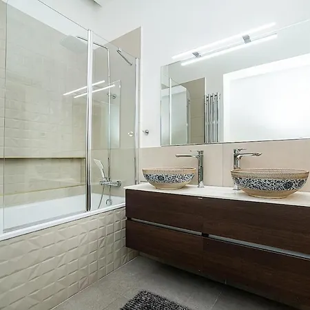 Airy Stunning With Terrace And Free Garage Appartement