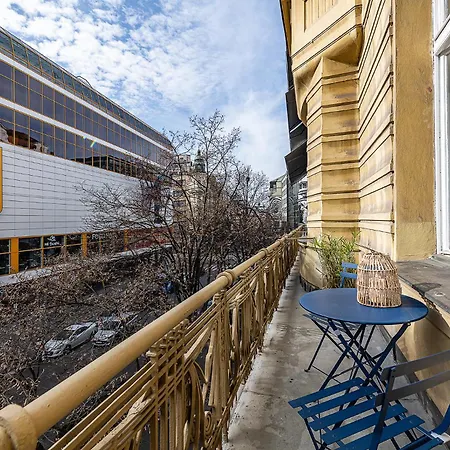 Appartement Airy Stunning With Terrace And Free Garage Praag