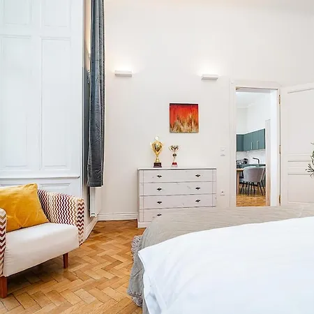 Airy Stunning With Terrace Apartment