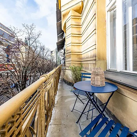 Airy Stunning With Terrace Apartment