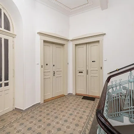 Airy Stunning With Terrace And Free Garage Διαμέρισμα *